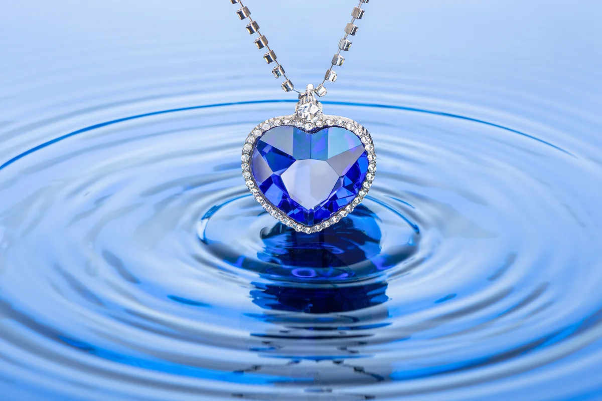 Heart of the ocean necklace and circles on the water